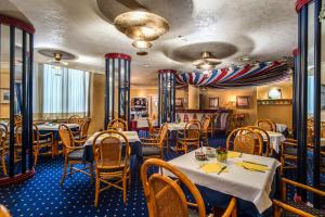 A restaurant or other place to eat at Hotel Auriga