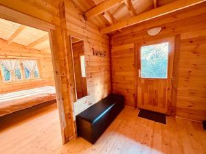Bessan的住宿－Chalet bois jacuzzi，小木屋内的一个房间,配有长凳