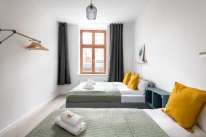 ein Hotelzimmer mit 2 Betten und einem Fenster in der Unterkunft Komm rein und fühle dich zu Hause direkt nahe der Altstadt Spandau und am Wasser in Berlin