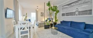 科沃布熱格的住宿－Apartamenty Rodzinne，客厅配有蓝色的沙发和桌子
