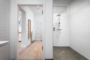 a bathroom with white walls and a shower stall at Komm rein und fühle dich zu Hause direkt nahe der Altstadt Spandau und am Wasser in Berlin