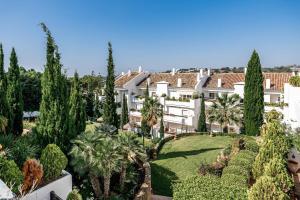 una vista aérea de una mansión con árboles y arbustos en Great Location, Spacious And Beautiful Apartment, en Marbella