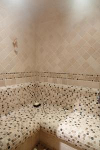 Kúpeľňa v ubytovaní Gîte à la campagne groupe et famille 3 chambres Espace Jacuzzi hammam SPA