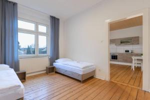 um quarto amplo com 2 camas e uma cozinha em T&K Apartments - Duisburg - 4 Rooms Apartment - 2nd Floor em Duisburg