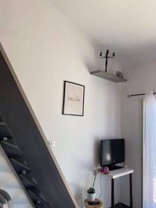 Televízia a/alebo spoločenská miestnosť v ubytovaní Au pied des gorges du blavet et à 20min des plages