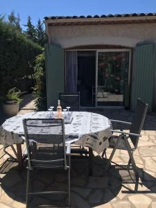 Patio alebo iná vonkajšia časť ubytovania Au pied des gorges du blavet et à 20min des plages