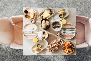 Hotel Lisl - Alpine Comfort في كوهتاي: طاولة عليها مقبلات وأطباق طعام