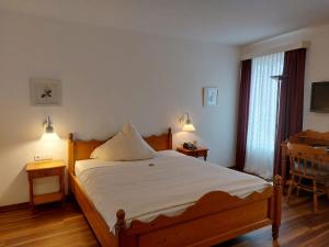 1 dormitorio con 1 cama, 2 lámparas y escritorio en Hotel Goldener Stern, en Sankt Ingbert