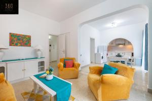 un soggiorno con 2 sedie e un tavolo di A comfy Seafront 1BR APT, in Tower Road in Sliema by 360 Estates a Sliema