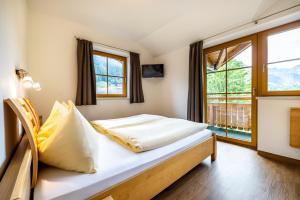 a bedroom with a bed and a window at Appartement Angerhaus in Kleinarl