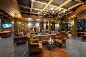 a living room with a couch and a fireplace at Grand Hotel Therme in Banya