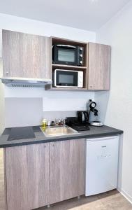 Küche/Küchenzeile in der Unterkunft LE PARADIS FISCAL, 5min Bâle, parking privé