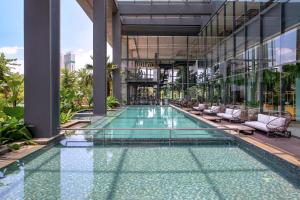 una piscina al centro di un edificio di Mercure Tangerang BSD City a Tangerang