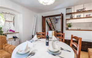 - une table à manger avec une bouteille de vin dans l'établissement Beautiful Apartment In Kastav With House A Panoramic View, à Kastav