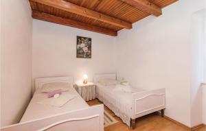 - une chambre avec 2 lits et une table dans l'établissement Beautiful Apartment In Kastav With House A Panoramic View, à Kastav