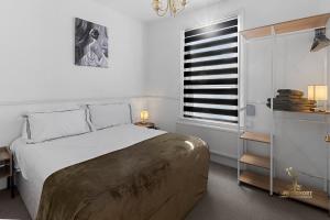 - une chambre avec un grand lit et une fenêtre dans l'établissement Central Exeter Apartment (Kimberley 1A), à Exeter
