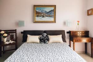 拉莫拉的住宿－伊爾格拉珀羅凡坎茲酒店，卧室配有一张床,墙上挂着一幅画