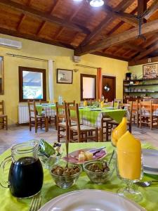 een tafel met kommen eten op een groene tafelkleed bij Agriturismo Su Niu in Uta