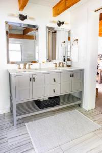 a bathroom with two sinks and a large mirror at HOT TUB Charming & Chic Mountain Gem On Sleepy Creek in Berkeley Springs