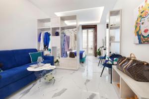 - un salon avec un canapé bleu et une table dans l'établissement Sorrento Lux Suite, à Sorrente