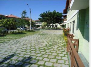 eine Kopfsteinpflasterstraße vor einem Gebäude in der Unterkunft Casa Cabo Frio in Cabo Frio