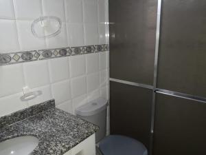 ein Badezimmer mit Toilette, Waschbecken und Dusche in der Unterkunft Casa Cabo Frio in Cabo Frio + 5 Fotos