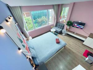 ein Wohnzimmer mit einem Bett und einem Sofa in der Unterkunft May - Street Sky View sđt 09756-59323 in Hanoi