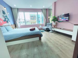 Schlafzimmer mit einem Bett und einem Flachbild-TV in der Unterkunft May - Street Sky View sđt 09756-59323 in Hanoi