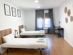 Postel nebo postele na pokoji v ubytování VTZ El Balcón a la Basílica III - en plena Plaza del Pilar!