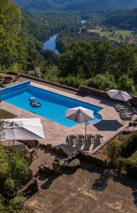 Πισίνα στο ή κοντά στο The Unique Round Tower Gite at Chateau de Chauvac
