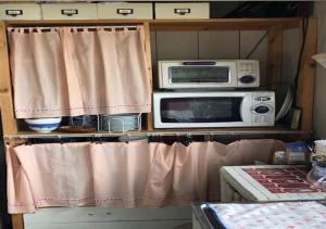 ImabariにあるGuesthouse Yadokari - Vacation STAY 90101の電子レンジ、棚にオーブントースター