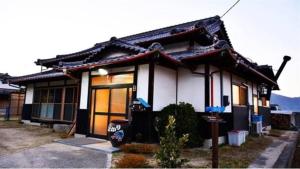 una pequeña casa con techo chino en Guesthouse Yadokari - Vacation STAY 90101 en Imabari
