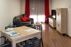 een woonkamer met een tafel en een bank bij Ancla Spaces EGVT-436-CS no vista al mar in Vinarós