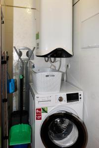 een wasmachine in een keuken met een kast bij Ancla Spaces EGVT-436-CS no vista al mar in Vinarós
