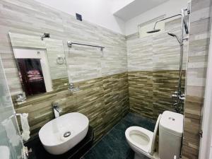 a bathroom with a toilet and a sink at Lak Villa in Hikkaduwa