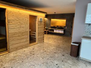 um quarto com uma porta de madeira e uma mesa em Haus Central Lofer em Lofer