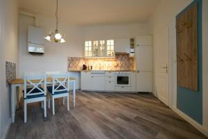Majoituspaikan Albizia-Apartments keittiö tai keittotila