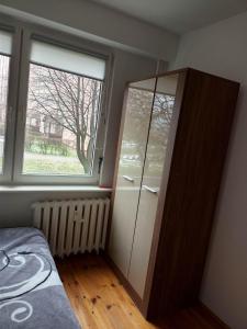 1 dormitorio con tocador junto a una ventana en Mieszkanie Wojska Polskiego en Inowrocław