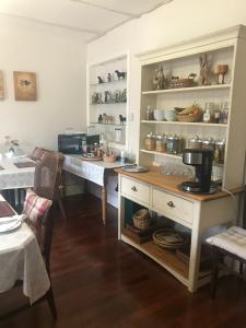 uma cozinha com uma mesa e comodidades para preparar café em The Post House em Ibstock