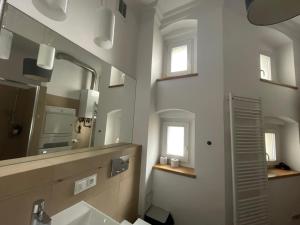 een badkamer met een wastafel en een spiegel bij Spokojny Sen Quiet Rooms in Old Town in Poznań