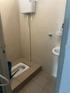 een badkamer met een toilet en een wastafel bij Sobey Laris Homestay RP in Pasir Mas