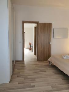 A bed or beds in a room at LAPALMAS Apartments - in centro a Malfa