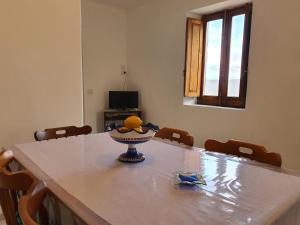 A television and/or entertainment centre at LAPALMAS Apartments - in centro a Malfa
