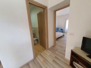 A television and/or entertainment centre at LAPALMAS Apartments - in centro a Malfa