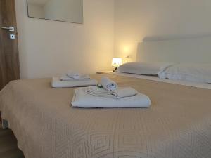 A bed or beds in a room at LAPALMAS Apartments - in centro a Malfa