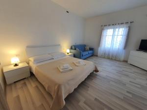 A bed or beds in a room at LAPALMAS Apartments - in centro a Malfa