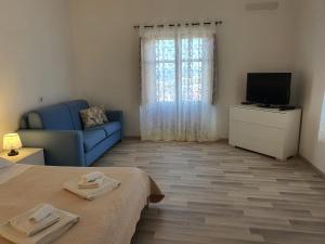 A television and/or entertainment centre at LAPALMAS Apartments - in centro a Malfa