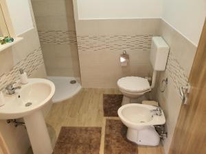 A bathroom at LAPALMAS Apartments - in centro a Malfa