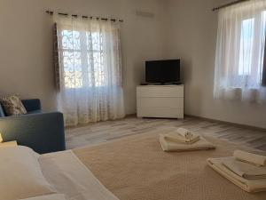 A television and/or entertainment centre at LAPALMAS Apartments - in centro a Malfa