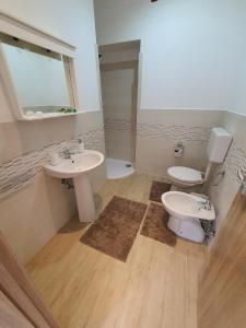 A bathroom at LAPALMAS Apartments - in centro a Malfa